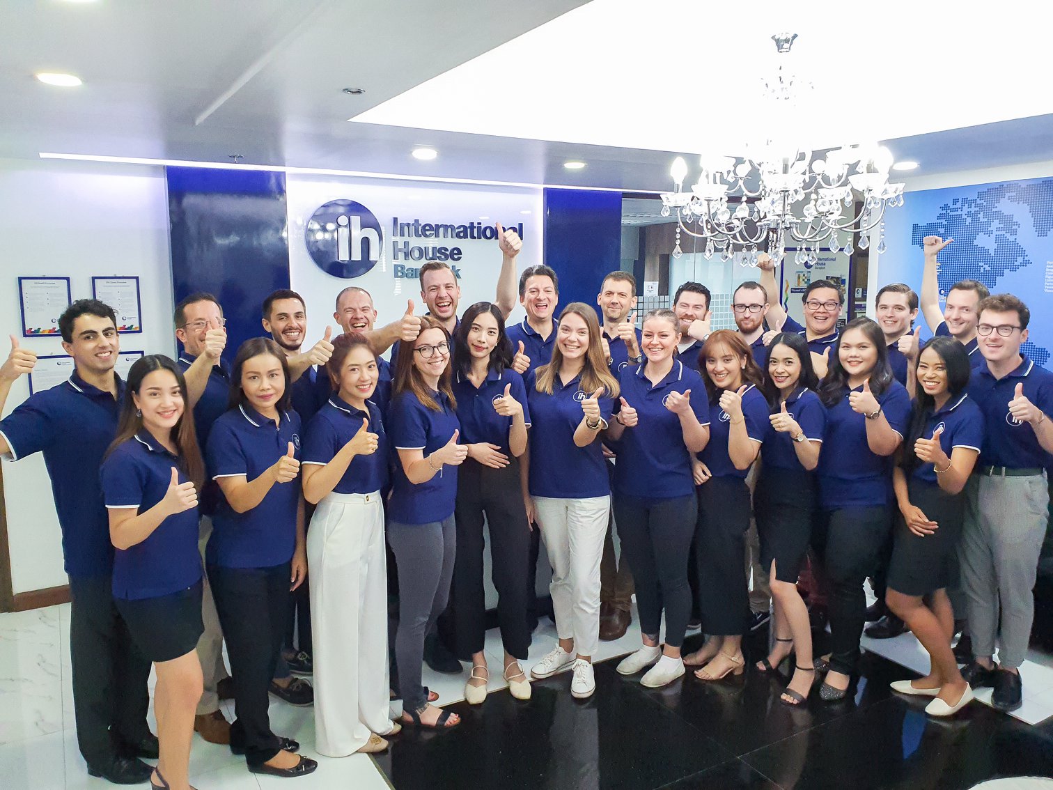 International House Bangkok スタッフ集合写真